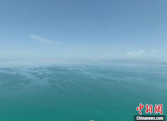 圖為航拍仲夏時(shí)節(jié)，青海湖水天一色?！∑钤鲚?攝
