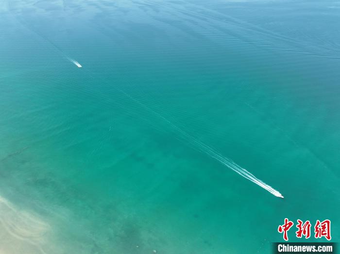 圖為航拍仲夏時(shí)節(jié)，青海湖湖水碧波蕩漾?！∑钤鲚?攝