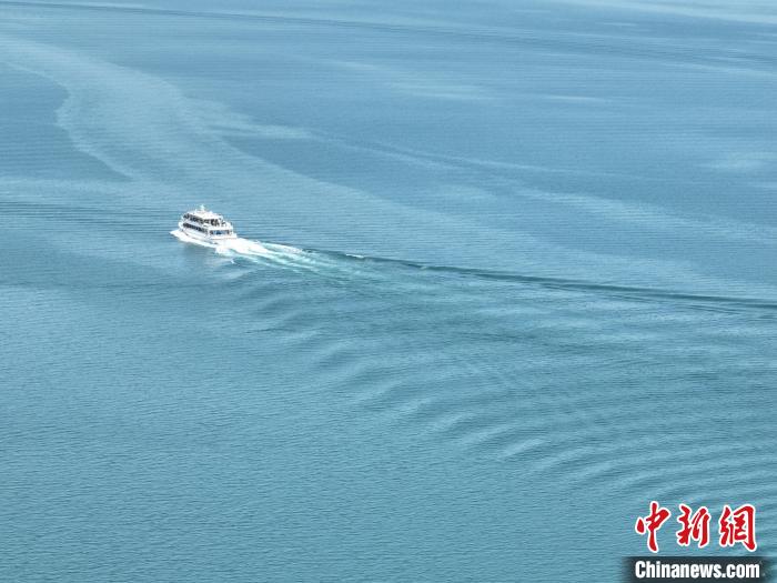 圖為航拍仲夏時(shí)節(jié)，青海湖湖水碧波蕩漾?！∑钤鲚?攝