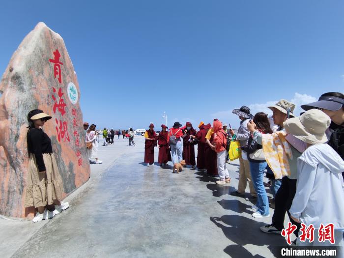 圖為航拍青海湖美景引游客拍照打卡?！∑钤鲚?攝