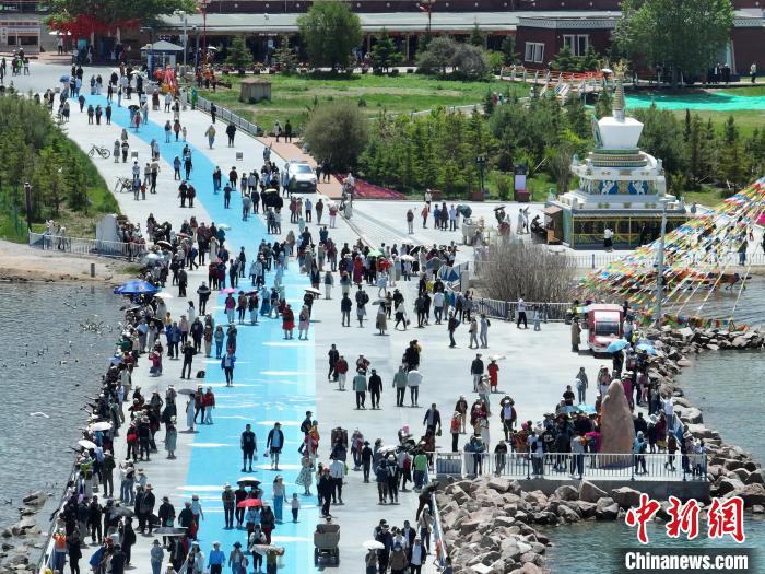 圖為航拍青海湖二郎劍景區(qū)游客眾多?！∑钤鲚?攝