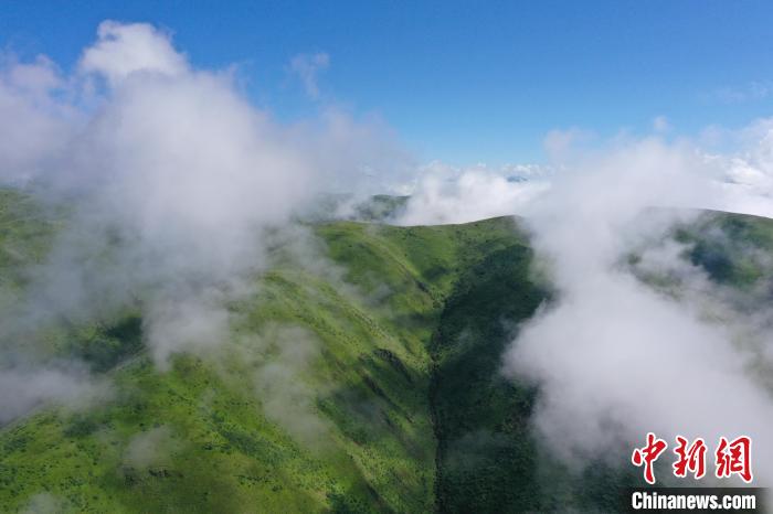 航拍賽來塘鎮(zhèn)山間云霧繚繞。　馬銘言 攝