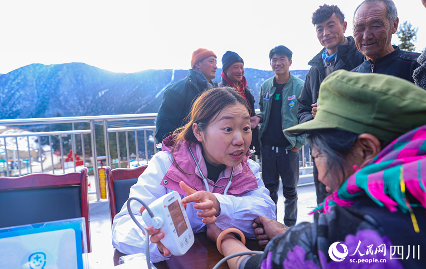 幫扶醫(yī)療小分隊成員為村民義診。劉學懿攝