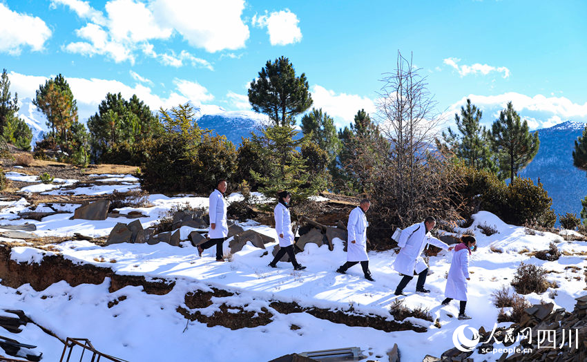 對口幫扶醫(yī)療小分隊行走在雪地里。劉學懿攝