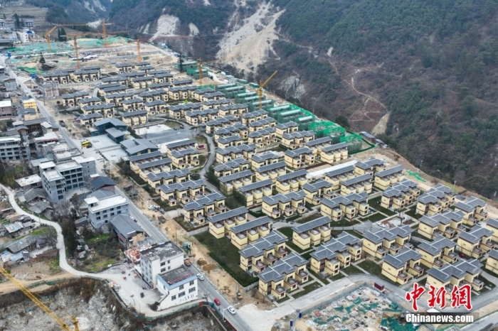 圖為2月1日，瀘定磨西鎮(zhèn)震后重建的安置小區(qū)。(無人機照片)<a target='_blank' href='/'><p  align=
