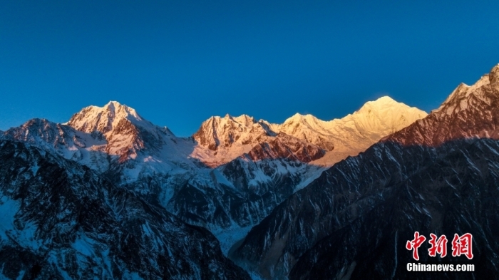 圖為2月1日，清晨陽(yáng)光照在貢嘎雪山上，出現(xiàn)“日照金山”景觀。(無(wú)人機(jī)照片)<a target='_blank' href='/'><p  align=