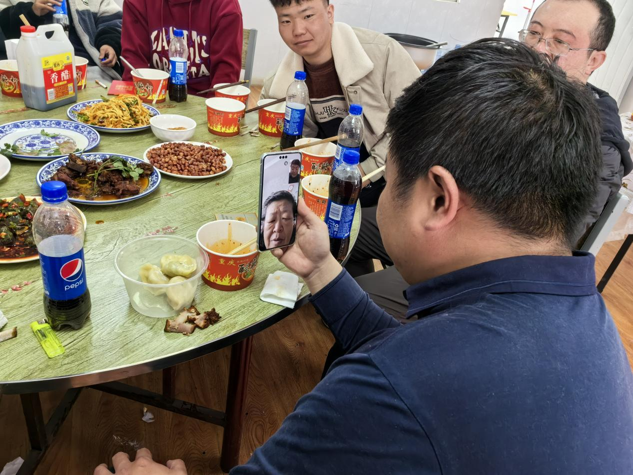 王玉琦與家人視頻。王元明攝