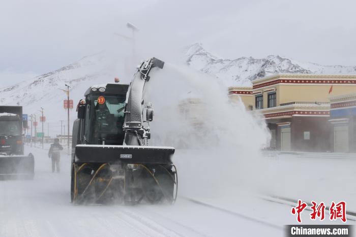 圖為該支隊(duì)官兵正在清理路面積雪?！《崦刺?攝