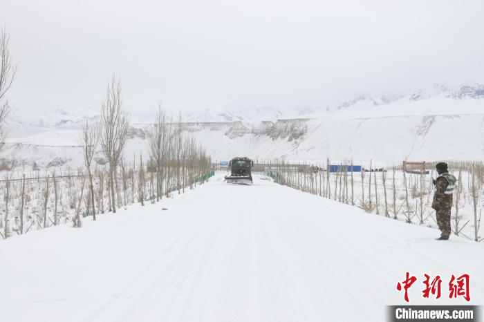 圖為救援官兵正在緊急清理路面積雪?！《崦刺?攝