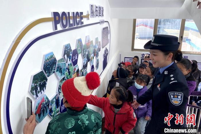 山南邊境管理支隊(duì)勒布邊境派出所舉行警營開放日活動(dòng)，邀請駐地民眾進(jìn)警營，了解民警工作生活?！∏f冀 攝