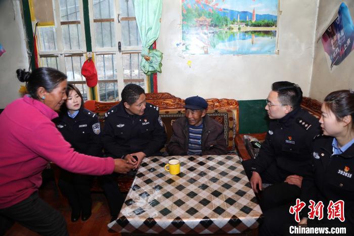 亞東出入境邊防檢查站民警走訪慰問轄區(qū)困難群眾?！堄陱?qiáng) 攝