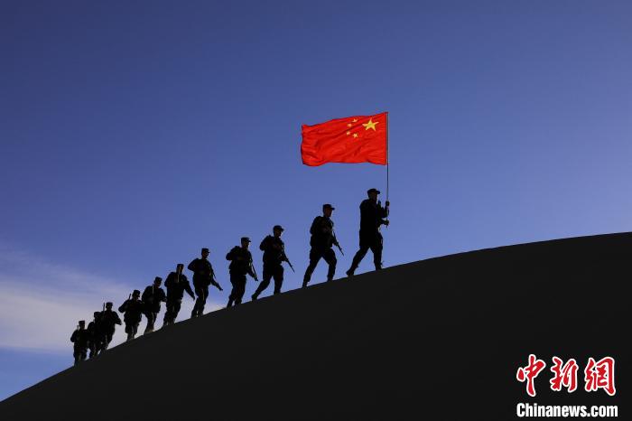 日喀則邊境管理支隊(duì)幾腳橋邊境檢查站民警在轄區(qū)開展巡邏工作。　龍小鳳 攝