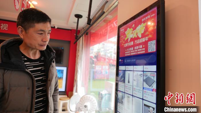 圖為店內(nèi)放置的可在線選購(gòu)商品的觸摸電子展示屏。　謝牧 攝