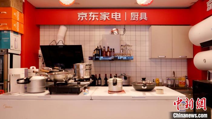 圖為店內(nèi)部分商品展示?！≈x牧 攝