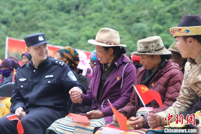 圖為李陽副所長(前排左一)與卓嘎、央宗姐妹共同參加愛國主義教育活動。　德吉 攝