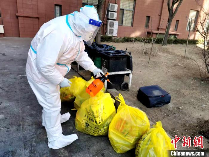 給垃圾做消殺。　鐵西區(qū)委宣傳部 攝