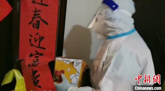 為封閉在家居民送快遞。　鐵西區(qū)委宣傳部 攝