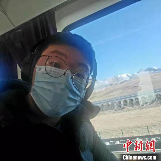 1月8日在西藏那曲開往拉薩火車上?！∈茉L者供圖 攝