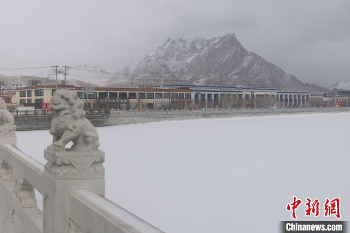 圖為2月5日傍晚時分的西藏阿里獅泉河鎮(zhèn)雪景?！⊥跏啦?攝