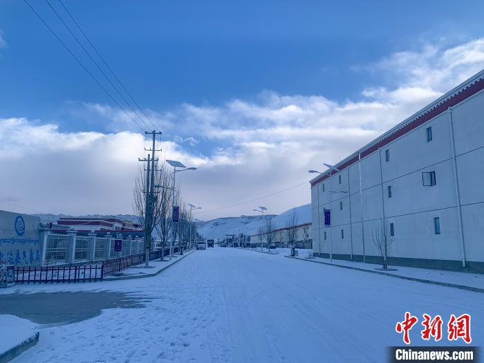 圖為西藏札達縣街道被積雪覆蓋?！娋?攝