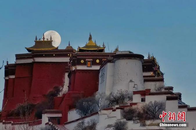 圖為一輪明月從布達(dá)拉宮上空緩緩升起。馬謙 攝