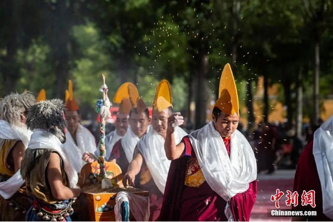 資料圖：扎什倫布寺跳神活動結(jié)束后，僧眾依次拋撒“切瑪”盒中的青稞祈福。<a target='_blank' ><p  align=