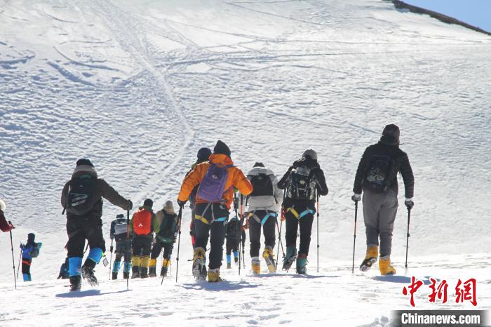 圖為2019年，普通民眾在洛堆峰體驗登雪山活動。資料圖 趙朗 攝