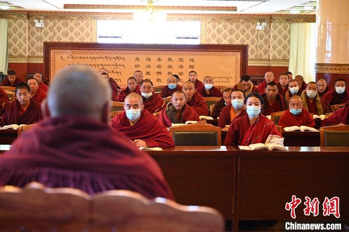3月23日，記者走進位于拉薩的西藏佛學(xué)院，探訪宗教學(xué)府的新學(xué)期。圖為佛學(xué)院學(xué)員正在上課。<a target='_blank' ></p><p  align=