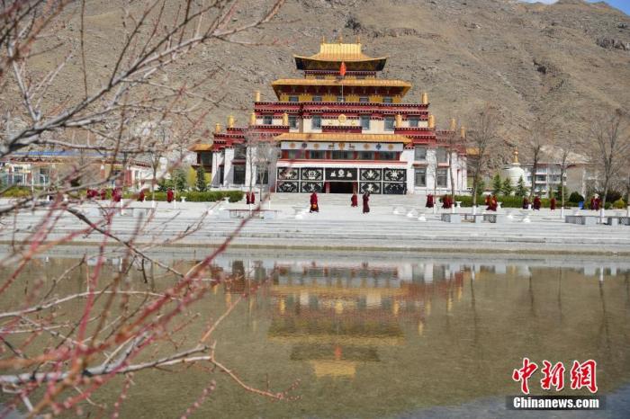 3月23日，西藏佛學(xué)院開學(xué)第二日，<a target='_blank' >中新社</a>記者前往學(xué)院探訪了少年活佛班、尼眾部等，走進了他們的課堂。該學(xué)院有來自藏傳佛教格魯派、寧瑪派等各個教派的僧尼，900余人在此學(xué)習。圖為西藏佛學(xué)院內(nèi)景。<a target='_blank' >中新社</a>發(fā) 貢嘎來松 攝