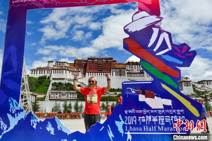 資料圖為2019年8月18日，拉薩舉行半程馬拉松賽?！〗w波 攝