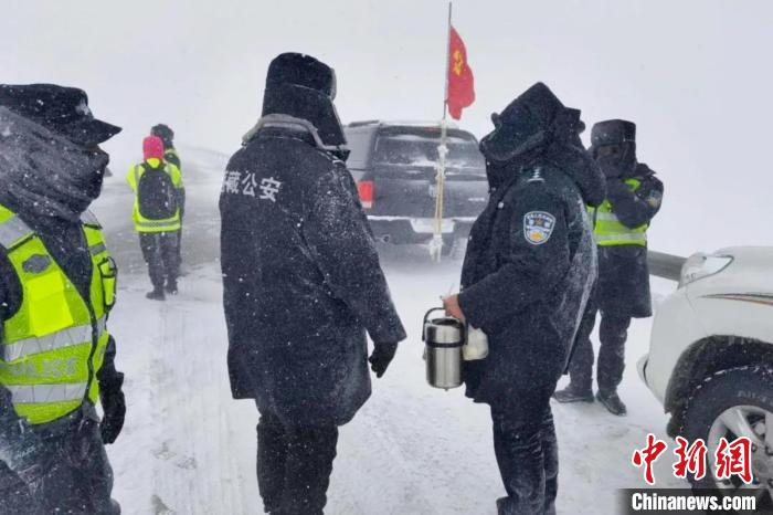 強降雪后，西藏安多縣警方在國道109線唐古拉山段開展除雪保通工作?！“捕嗫h公安局 供圖 攝