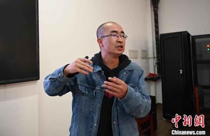 圖為西藏大學(xué)教授寧長(zhǎng)春授課宣講。