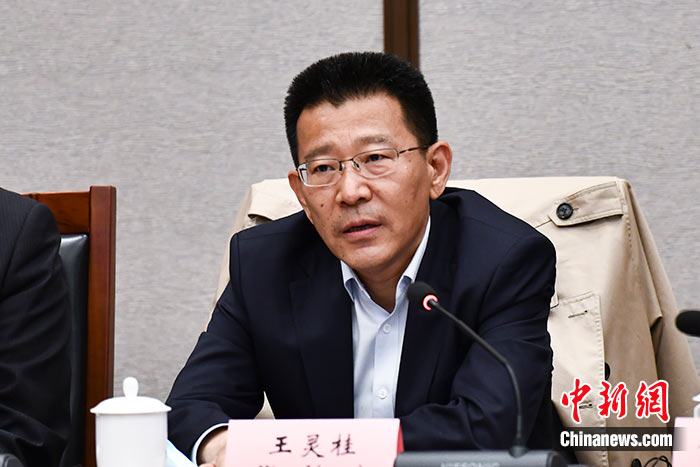 5月16日，由中國社會科學院西藏智庫、中國社會科學院民族學與人類學研究所主辦的第五屆西藏智庫國際論壇在北京舉行。中國社會科學院副院長王靈桂在致辭中表示，今年是西藏和平解放70周年，西藏人民團結奮斗，把貧窮落后的舊西藏建設成經(jīng)濟發(fā)展、文化繁榮、社會進步、環(huán)境良好、生活幸福的社會主義新西藏，西藏歷史上第一次徹底消滅了絕對貧困，同全國人民一起，西藏各族人民已經(jīng)走進全面建成小康社會的新時代，進入歷史發(fā)展的新坐標。 <a target='_blank' ><p  align=
