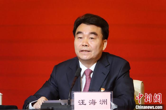 汪海洲在發(fā)布會(huì)上介紹西藏自治區(qū)黨史學(xué)習(xí)教育開(kāi)展情況?！∪轿木?攝