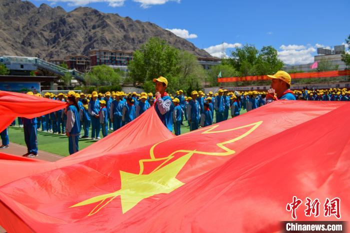 圖為拉薩市堆龍德慶區(qū)堆龍姜昆黃小勇希望小學(xué)學(xué)生在操場(chǎng)入隊(duì)儀式?！∝暩聛?lái)松 攝