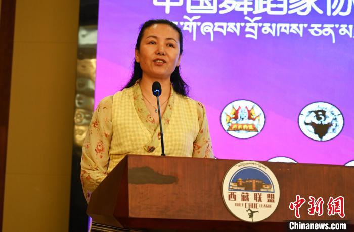 圖為西藏自治區(qū)舞蹈家協(xié)會主席達娃拉姆致辭?！≮w朗 攝