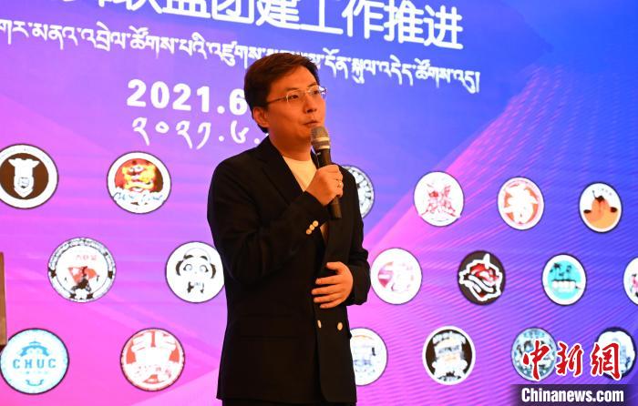 圖為中國舞蹈家協(xié)會街舞委員會常務(wù)副主任、秘書長夏銳致辭?！≮w朗 攝