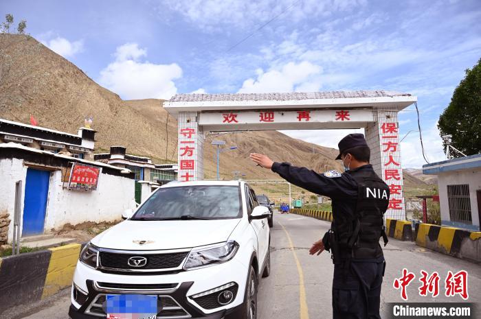 圖為移民管理警察示意司機停車接受檢查?！≮w朗 攝