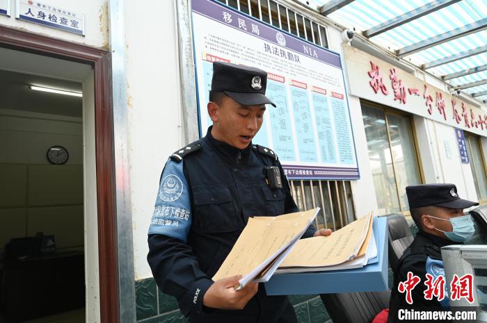 圖為洛桑朗嘎向記者展示卷宗?！≮w朗 攝