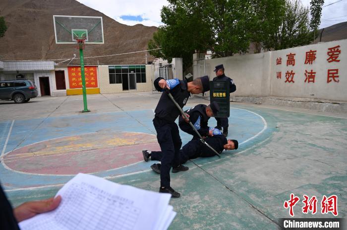 圖為移民管理警察進行警務(wù)技能考核。　趙朗 攝