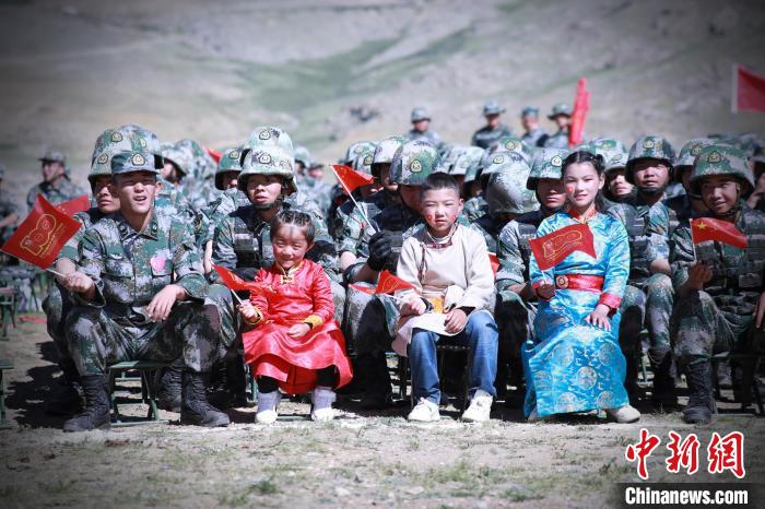 圖為駐地小朋友參加此次活動?！?普布扎西 攝
