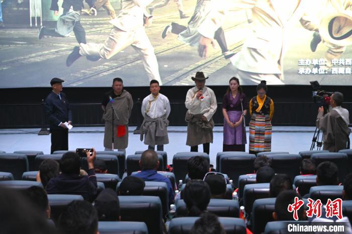 圖為主創(chuàng)人員分享譯制過程。　趙朗 攝