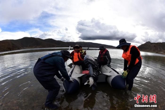 圖為科考隊(duì)員準(zhǔn)備乘快艇前往浪錯(cuò)湖中心開展科考作業(yè)。 <a target='_blank' ><p  align=