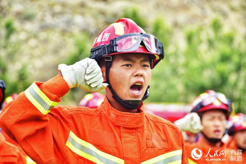 消防指戰(zhàn)員重溫入隊誓詞。人民網(wǎng) 李海霞 攝