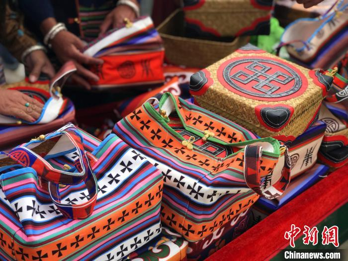 圖為打隆物交會(huì)上售賣的民族手工藝品?！∪轿木?攝