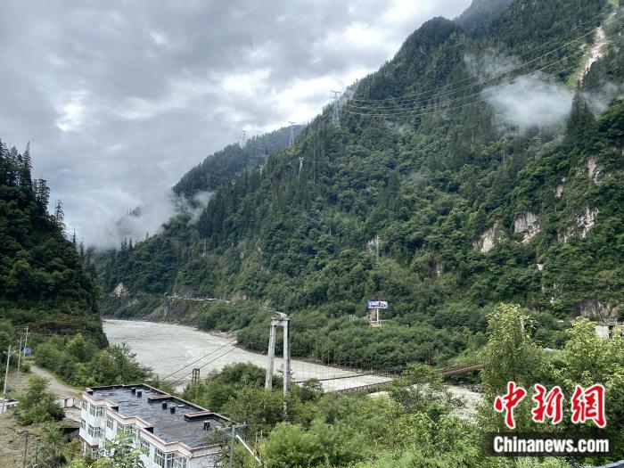 險(xiǎn)山急流中的兩座橋。彭寧鈴 攝