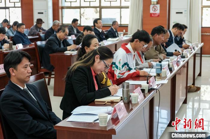 圖為8月10日座談會現(xiàn)場，左一為歸國定居藏胞晉美次旦?！〗w波 攝
