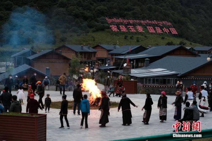 圖為8月5日，玉麥鄉(xiāng)民眾在鄉(xiāng)里跳鍋莊舞，從前的“三人鄉(xiāng)”熱鬧起來(lái)了。 <a target='_blank' ></p><p  align=