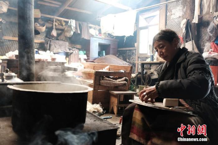 圖為8月6日，60歲的卓嘎在玉麥鄉(xiāng)牧場(chǎng)放牧點(diǎn)制作奶渣。 <a target='_blank' ></p><p  align=