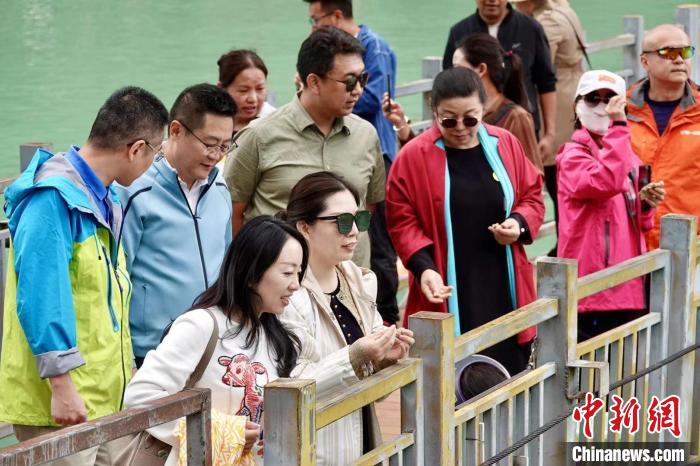 全國新的社會階層人士服務(wù)團(tuán)考察林芝巴河鎮(zhèn)生態(tài)保護(hù)項目。　尼瑪?shù)┰龉﹫D